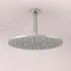 Runde, flache Regenbrause von Ideal Standard mit einer glatten Oberfläche und gleichmäßig verteilten Wasseröffnungen. Montiert an einer Decke in einem modernen Badezimmer.